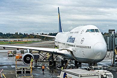 《生化危机8》8分钟第三人称游玩视频